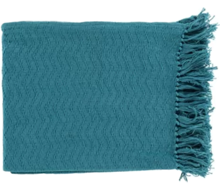 Scarf 桌布 壁紙 — 一條帶流蘇邊緣的藍綠色紋理毛毯平放在純白色背景上。