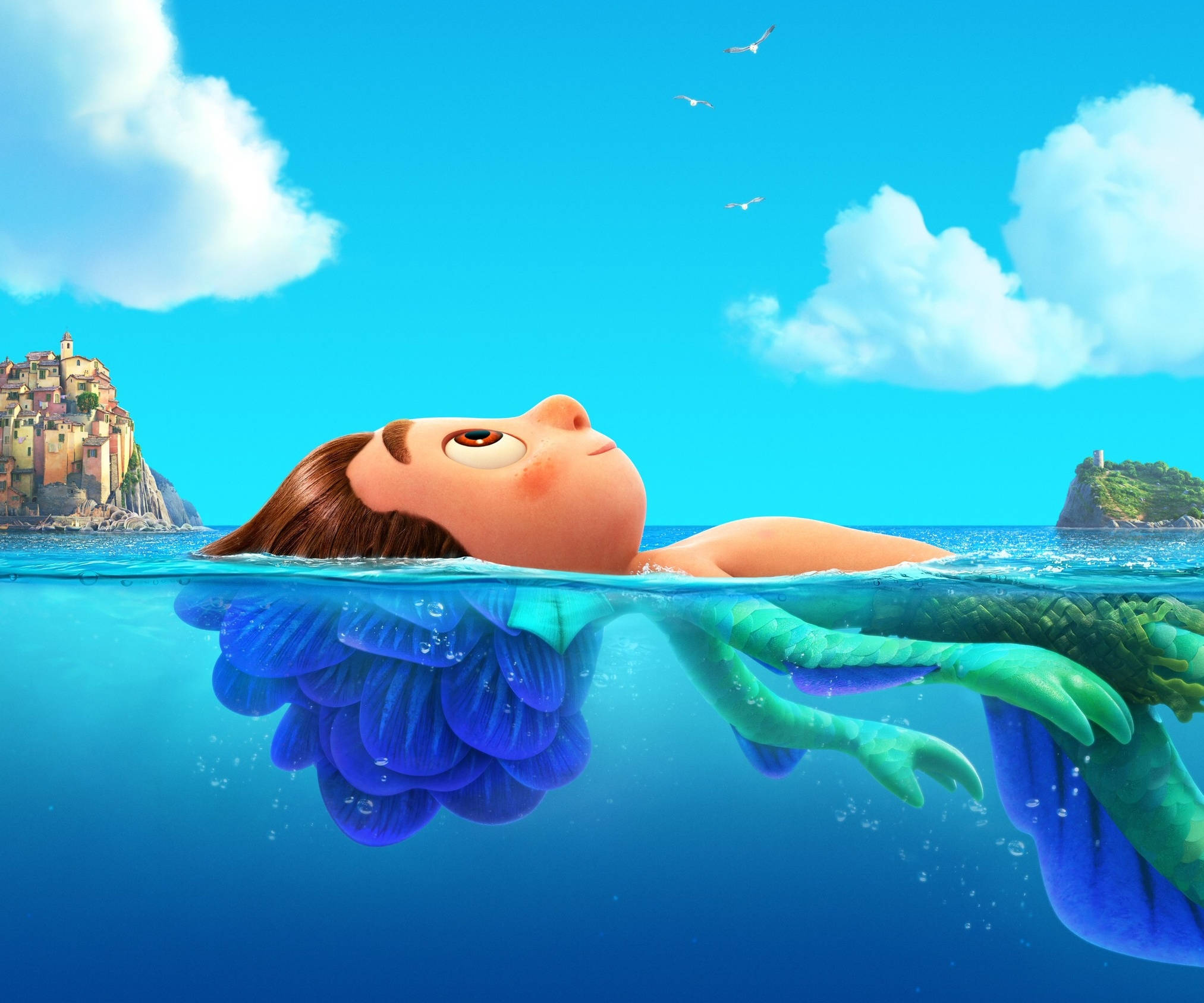Pixar Luca 桌布 壁紙 — 一條平靜的美人魚，擁有藍色的尾巴，在明亮的天空下，在沿海村莊附近的清澈藍色海水中靜靜漂浮。