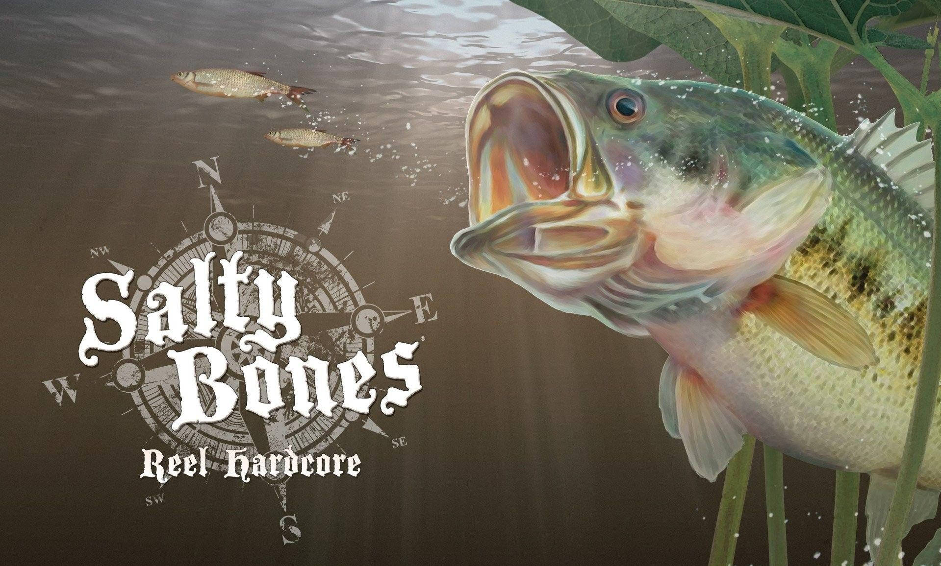 Bass Fishing 桌布 壁紙 — 一條張開大嘴的大鱸魚從蘆葦附近的渾水中躍出，兩條小魚在羅盤玫瑰標誌上方游動。