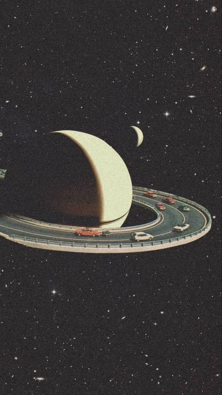 Retro Space 桌布 壁紙 — 一條復古未來主義的高速公路環繞著帶有光環的行星，汽車在星光熠熠的宇宙虛空中行駛。