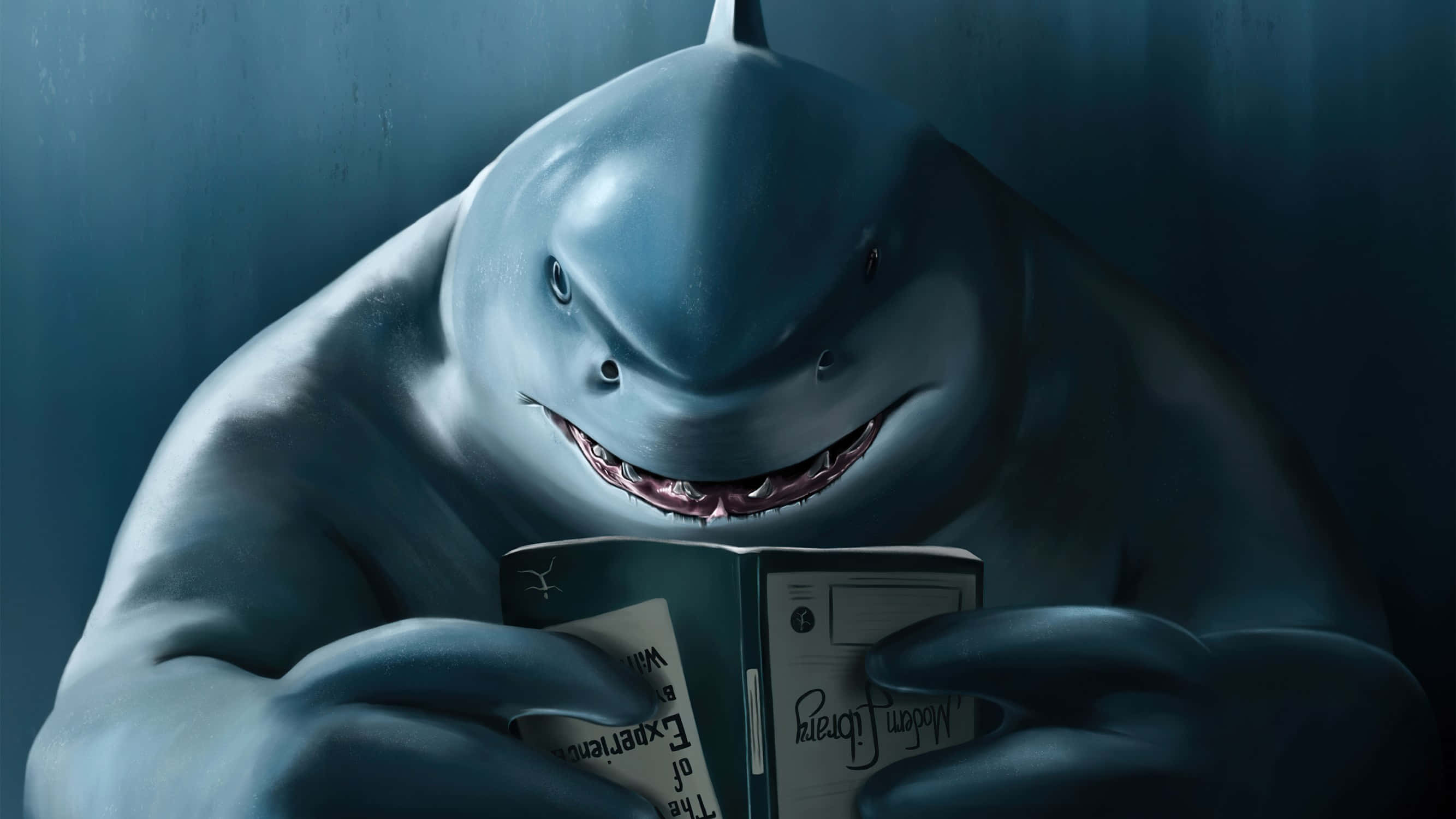 Cool Shark 桌布 壁紙 — 一條微笑的大鯊魚在昏暗的藍色燈光房間裡閱讀一本名為「Modern Library」的書。