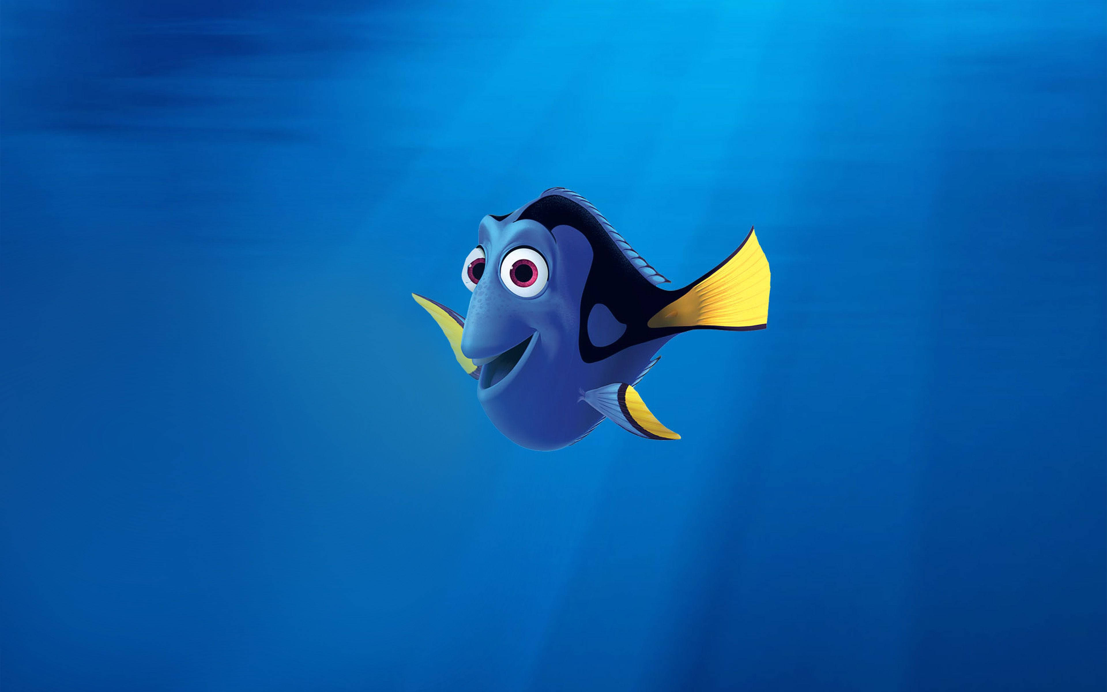 nemo 桌布 壁紙 — 一條快樂的藍色黃尾倒吊魚，在陽光照射的海水中愉快地游動。