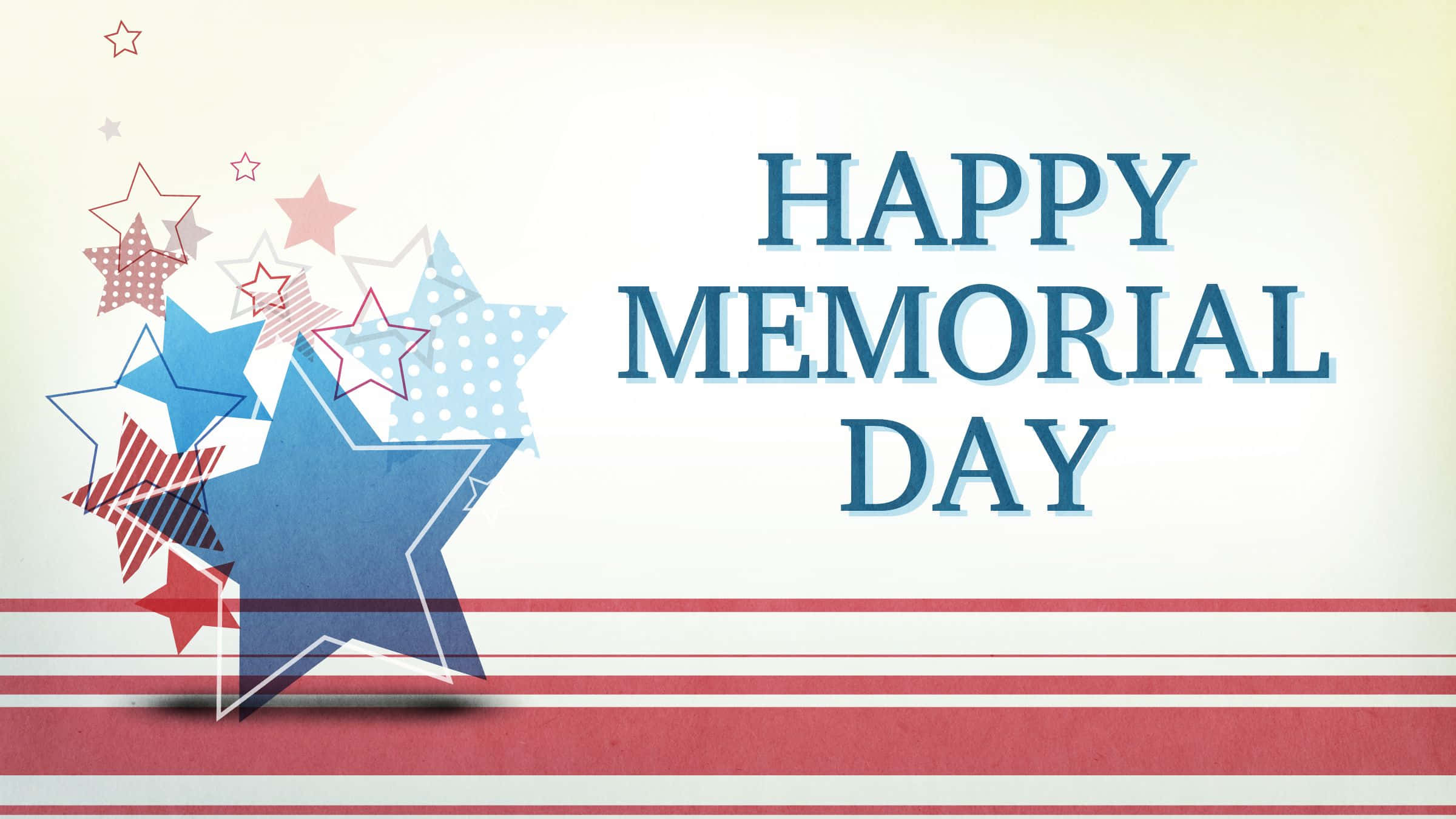 Memorial Day 桌布 壁紙 — 一條愛國的陣亡將士紀念日祝福語，以粗體藍色文字和紅、白、藍色層疊星星在條紋背景上呈現。