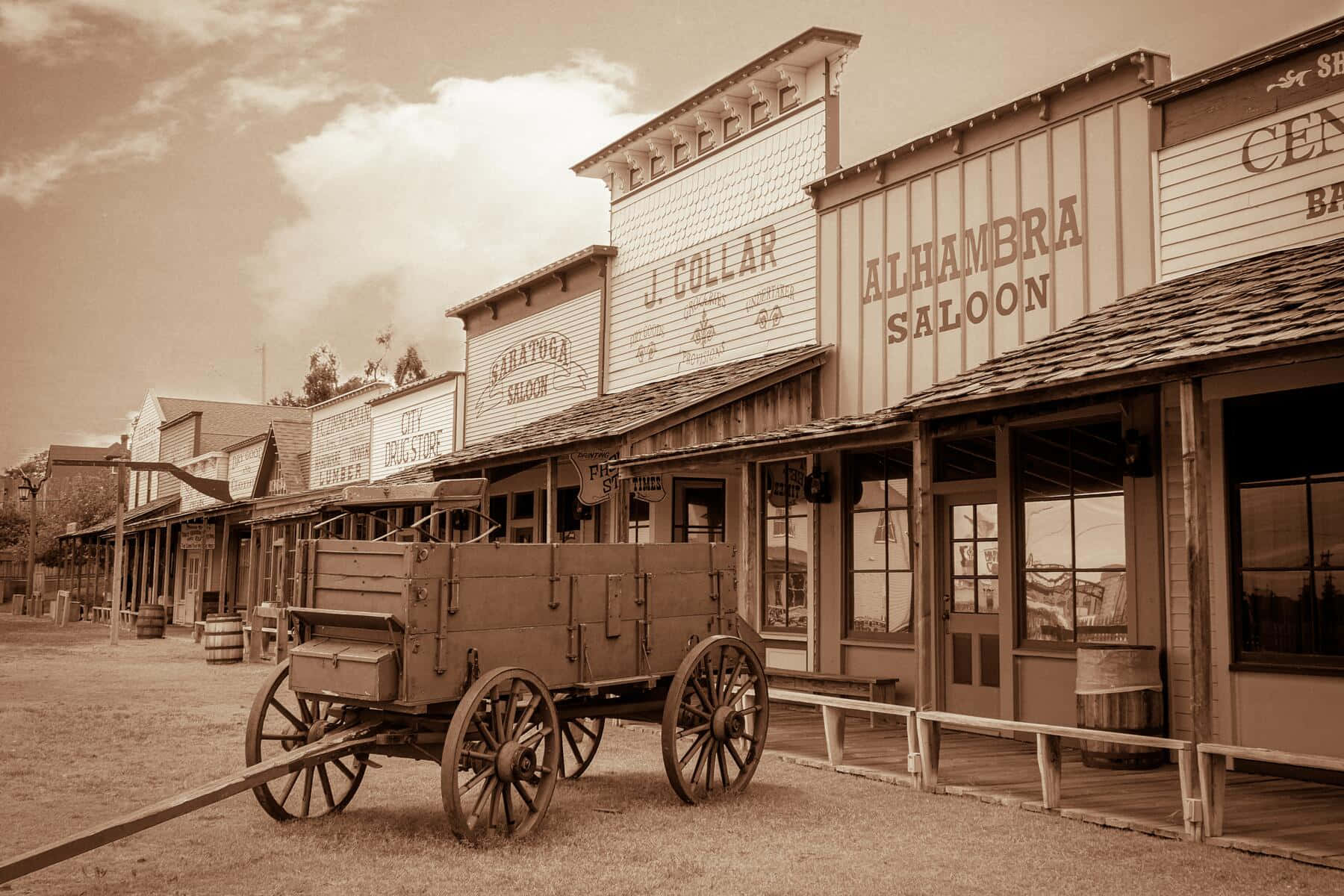 Old Western 桌布 壁紙 — 一條懷舊西部小鎮街道，以棕褐色調呈現，木製店面，前面停著一輛驛馬車。