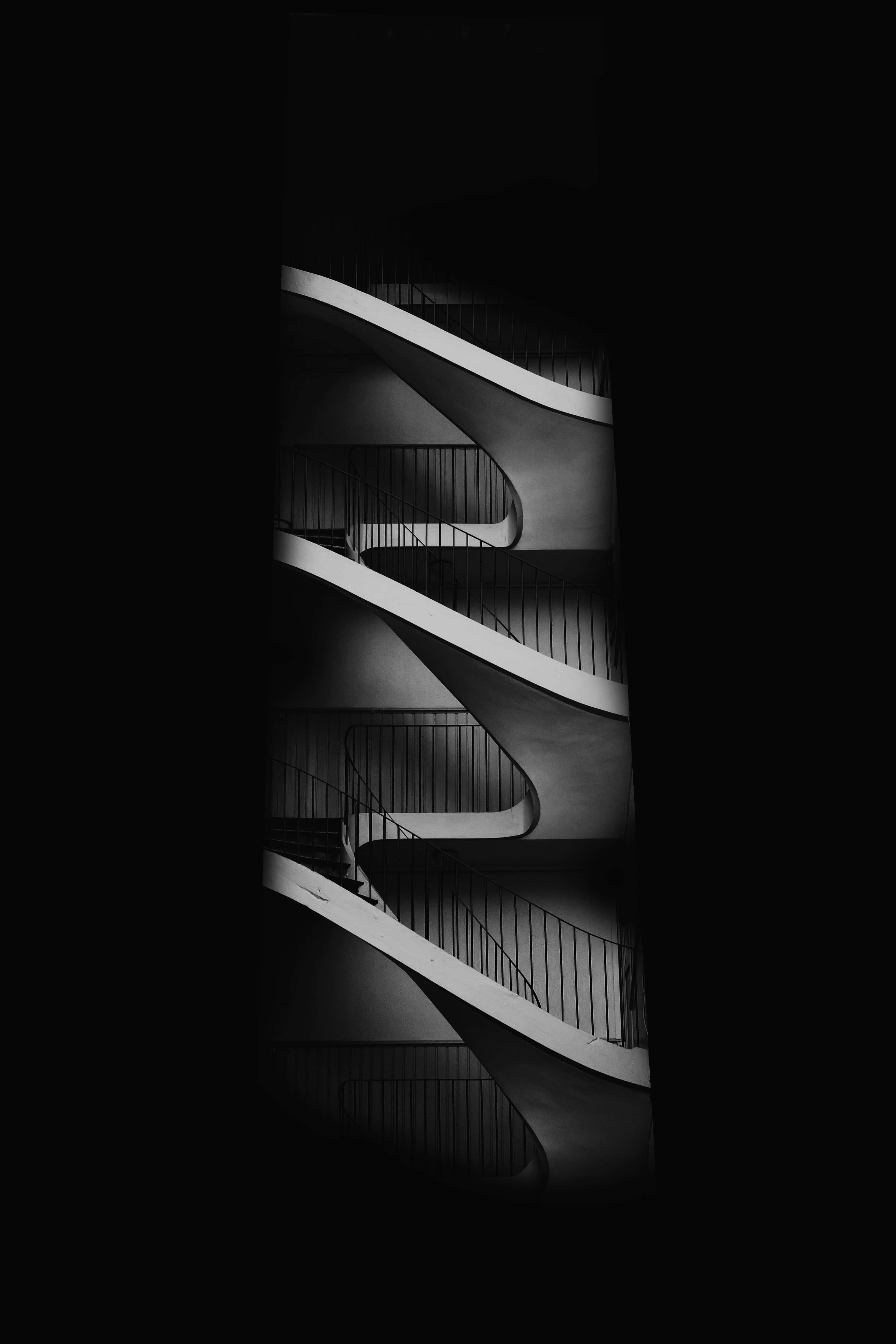 Black And White Abstract 桌布 壁紙 — 一條戲劇性的黑白螺旋樓梯向上彎曲，與深邃陰暗的背景形成強烈對比。