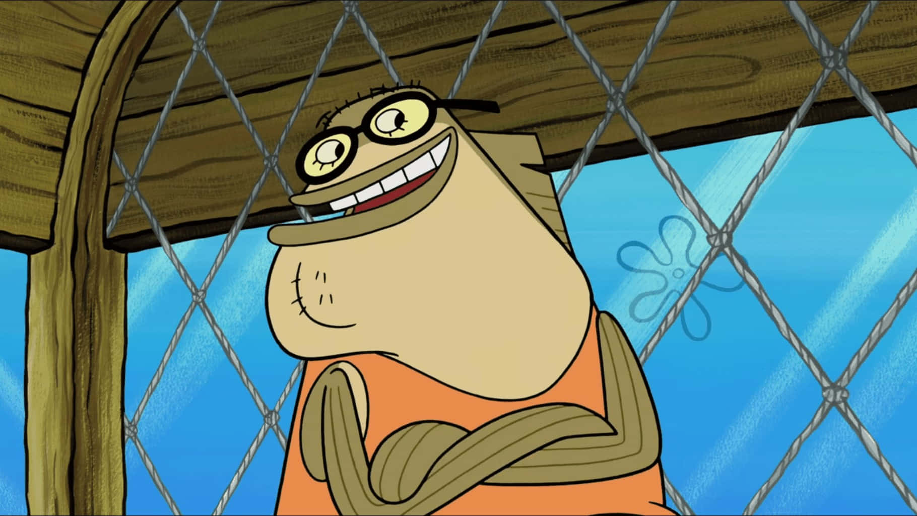 Bubble Bass 桌布 壁紙 — 一條戴眼鏡、穿橙色襯衫的開心卡通魚，在木屋頂下的鐵絲網圍欄後面微笑。