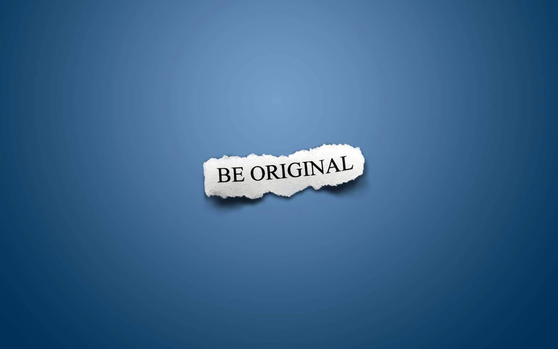 勵志動圖 桌布 壁紙 — 一條撕裂的白色紙條，上面有粗體黑色文字「BE ORIGINAL」，漂浮在漸變藍色背景上。
