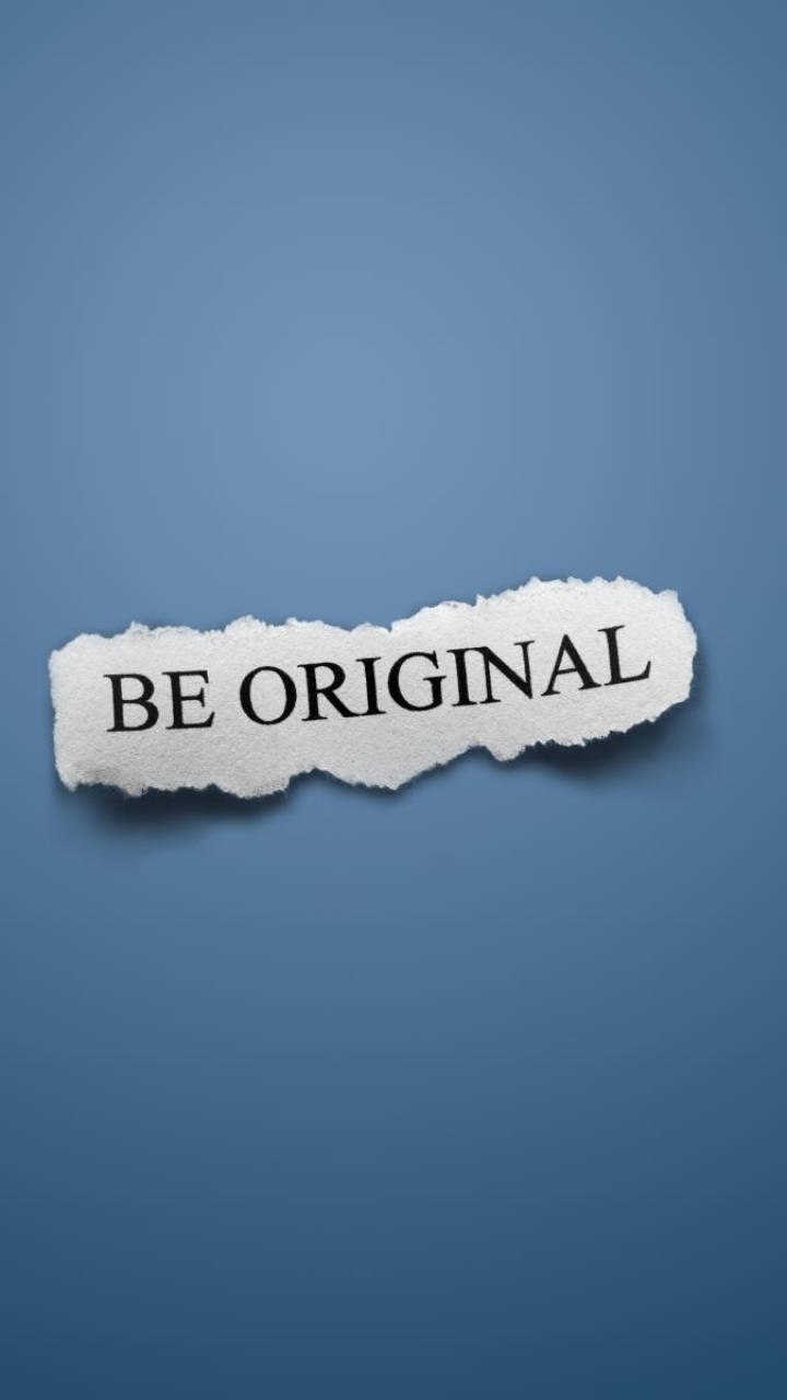 撕裂的紙張，上面有「BE ORIGINAL」文字，藍色背景 — 勵志手機桌布 壁紙