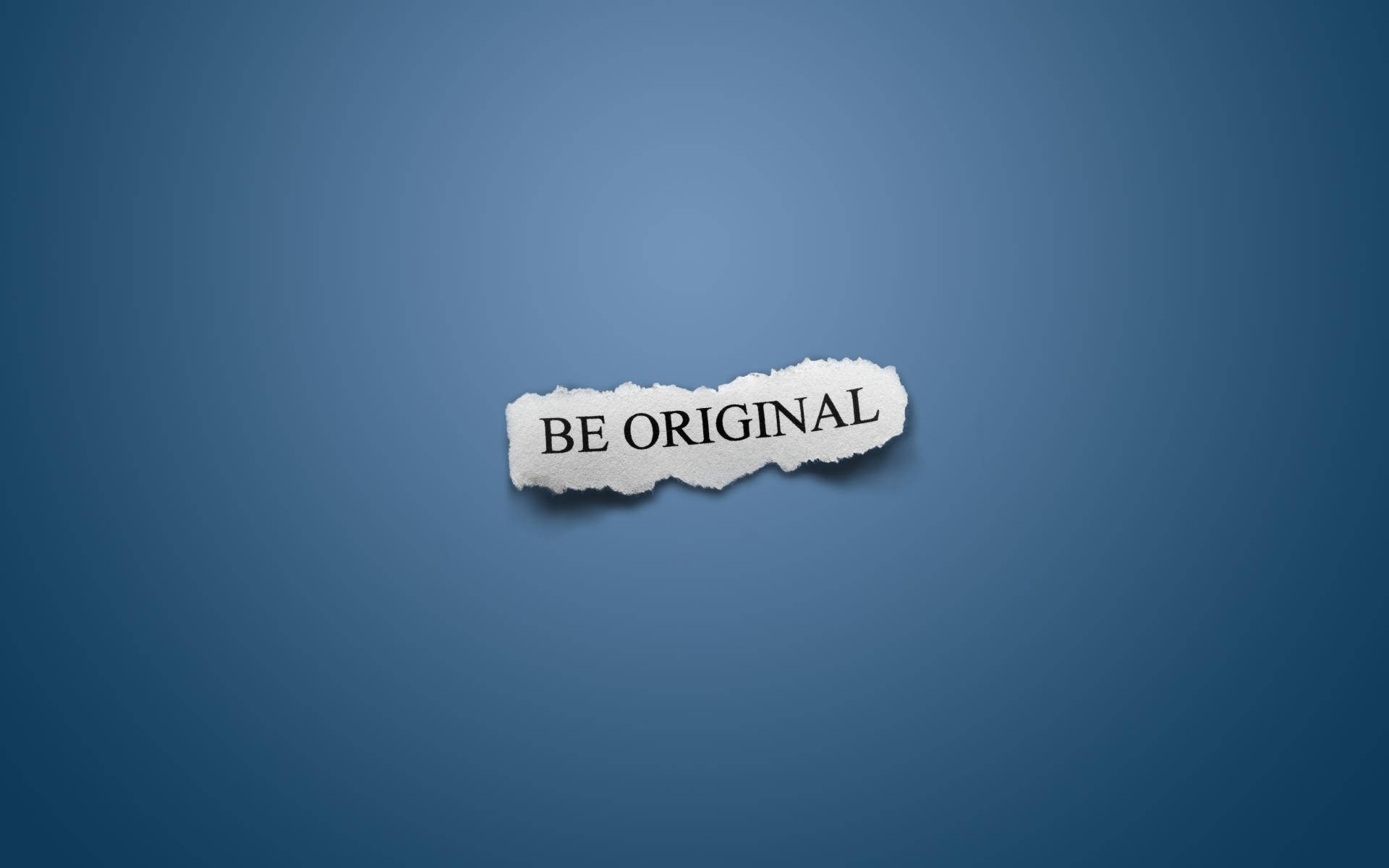 激勵 桌布 壁紙 — 一條撕裂的白色紙條，上面有粗體黑色文字「BE ORIGINAL」，漂浮在平滑的藍色漸變背景上。