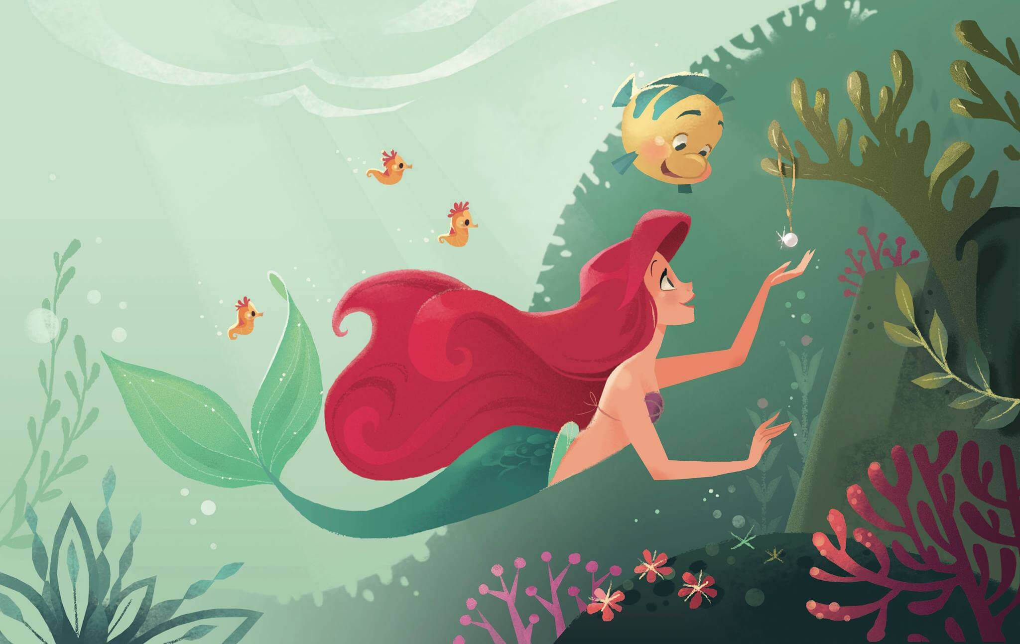 愛麗兒 桌布 壁紙 — 一條擁有流動紅色尾巴的美人魚在陽光照耀的珊瑚礁中優雅地游動，伴隨著快樂的魚類夥伴。