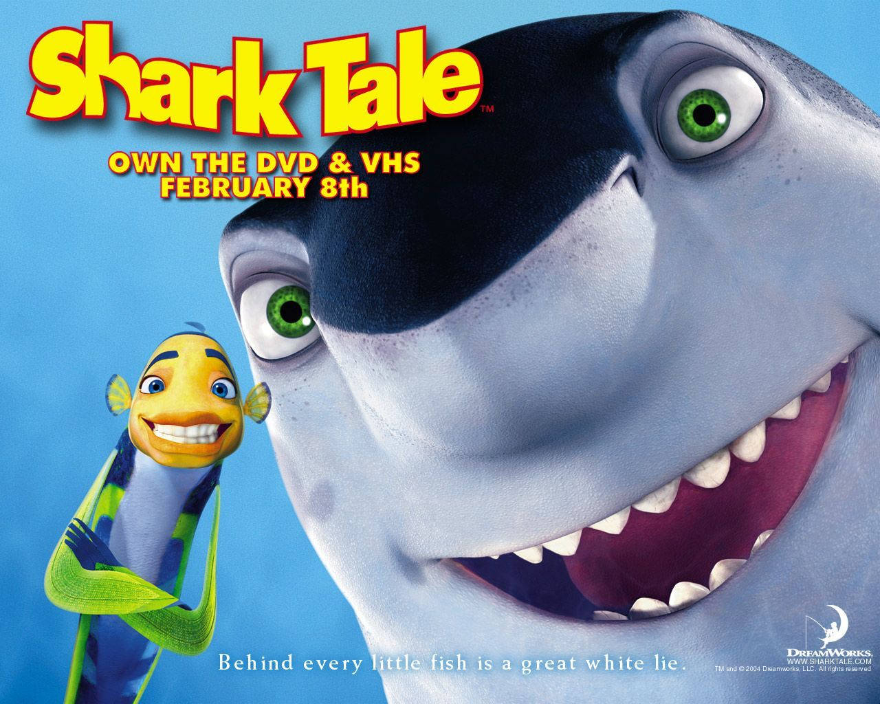 Shark Tale 桌布 壁紙 — 一條擁有綠色眼睛和咧嘴大笑的巨型鯊魚，在明亮的藍色背景上，聳立在一條微笑的小魚上方。