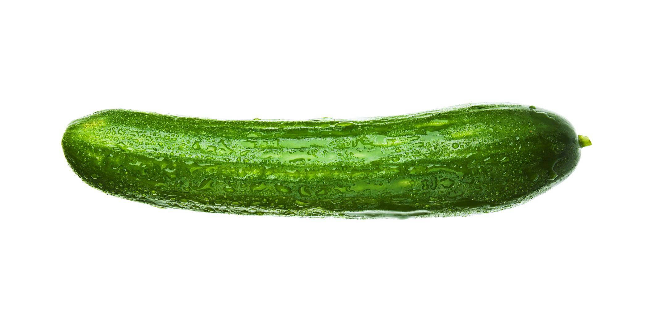 cucumber 桌布 壁紙 — 一條新鮮的青瓜在純白背景上閃爍著水珠。