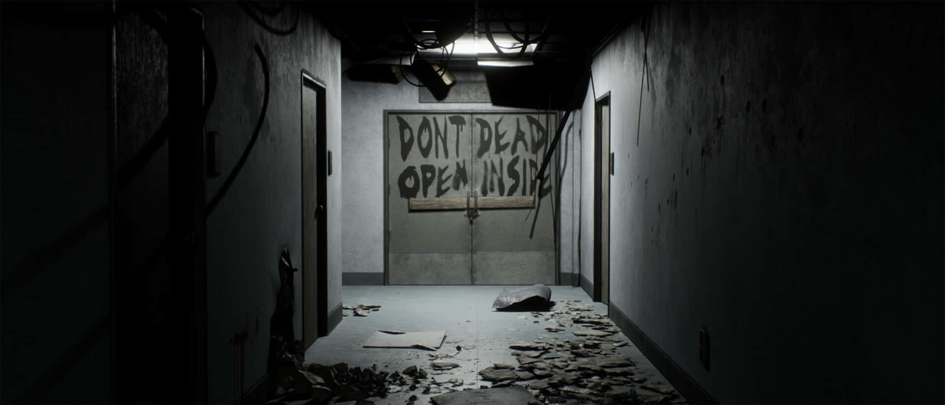 Dead Inside 桌布 壁紙 — 一條昏暗的被遺棄走廊，地板上有碎片，一扇門上標有 'DONT DEAD OPEN INSIDE'，在閃爍的燈光下。