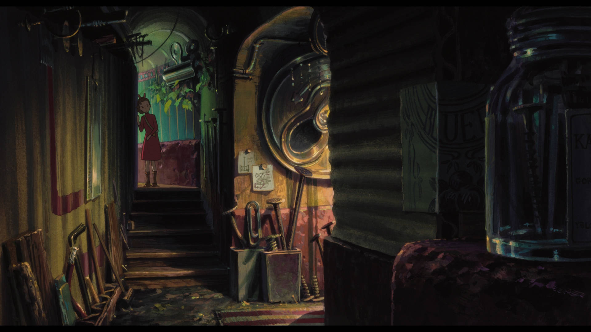 Arrietty 桌布 壁紙 — 一條昏暗雜亂的走廊，一個穿著紅色連衣裙的女孩站在樓梯頂端，沐浴在綠光中。