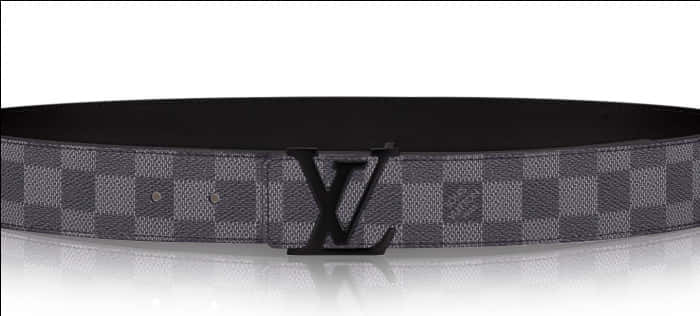 路易威登 桌布 壁紙 — 一條時尚的 Louis Vuitton 皮帶，採用 monogram 帆布和黑色扣環，放置在反光的白色表面上。