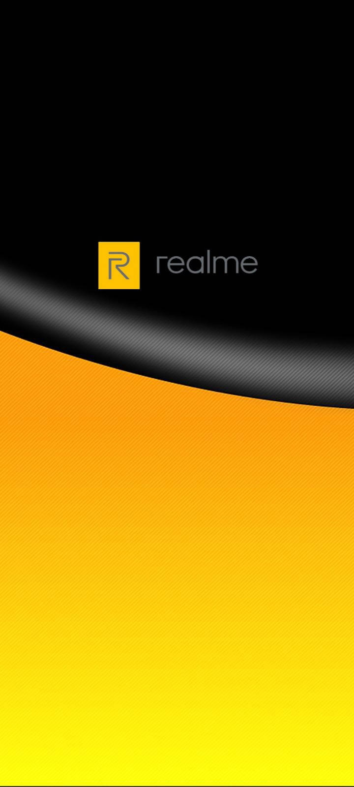 Black And Yellow 桌布 壁紙 — 一條時尚的黑色彎曲帶，帶有 realme 標誌，將大膽的橙色到黃色漸變背景分隔開。