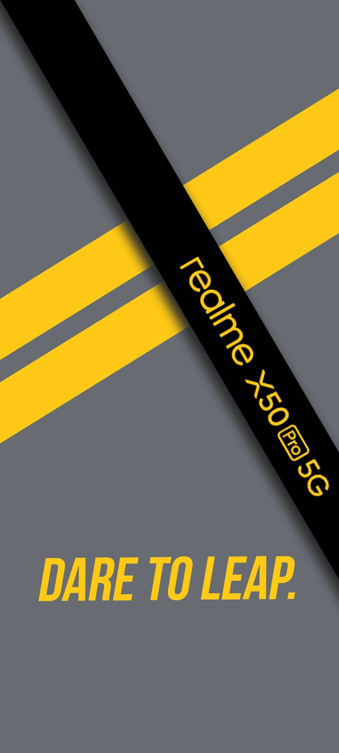 realme 壁紙 桌布 壁紙 — 一條時尚的黑色斜紋，上面有黃色文字寫著 realme X50 5G 和 DARE TO LEAP，背景為灰色，帶有黃色條紋。
