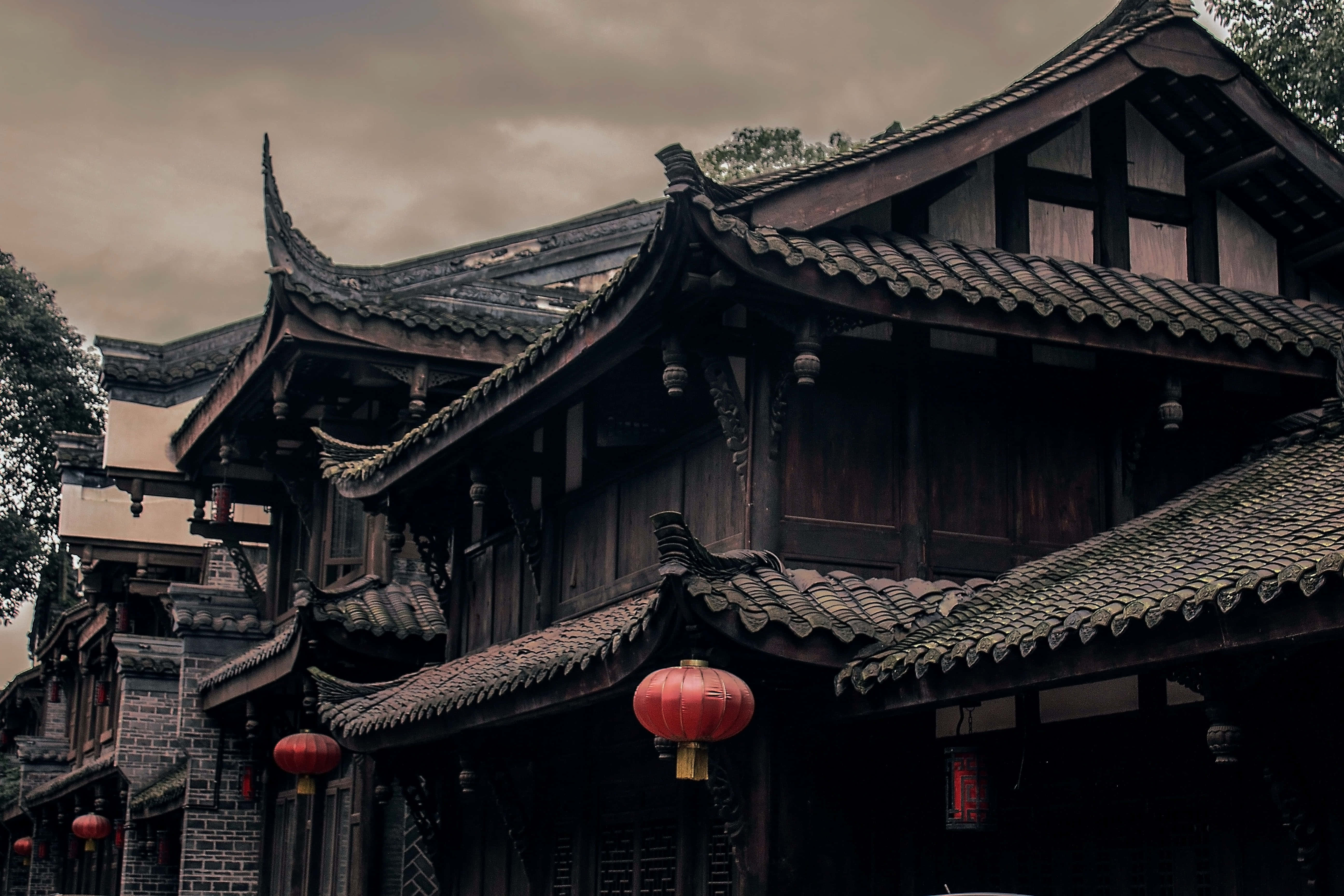 一條有許多建築物的街道 壁紙