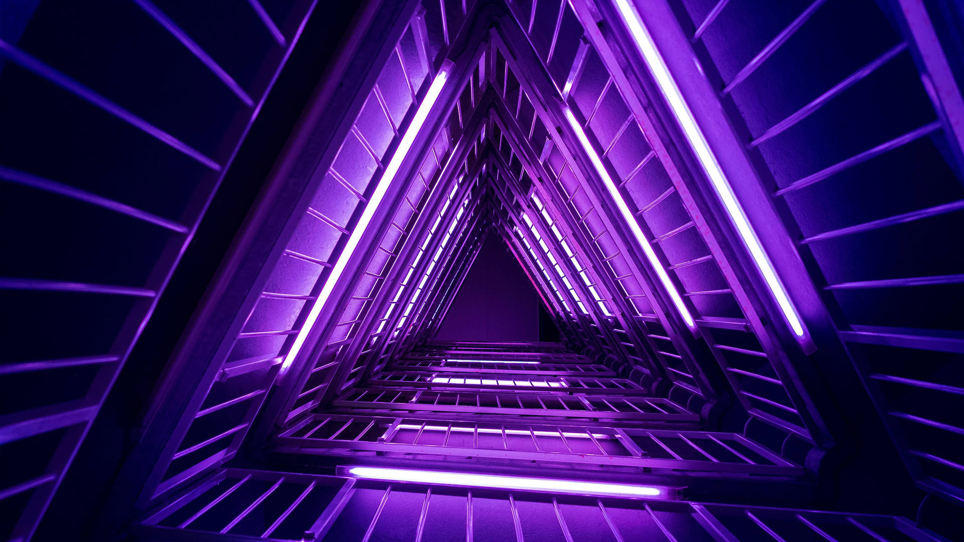 未來主義紫色霓虹三角形走廊逐漸消失在黑暗中 — 4K 壁紙