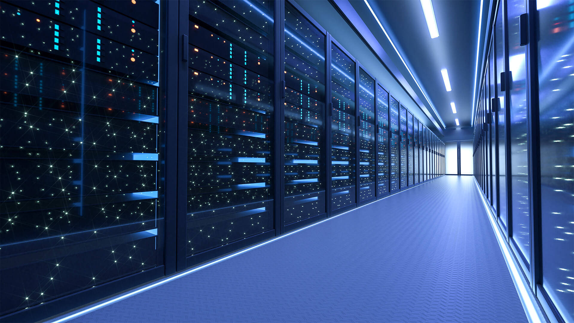 data 桌布 壁紙 — 一條未來風格的伺服器室走廊，兩旁排列著在冷藍燈光下發光的數據中心。
