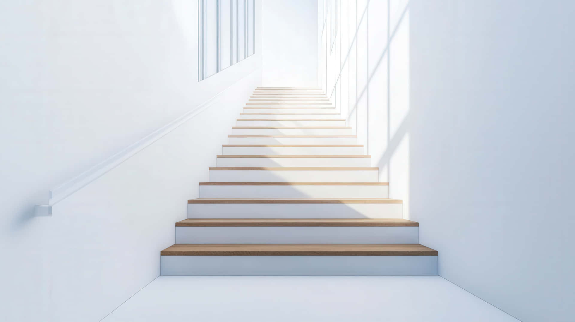 Bright Minimalist Staircase Leading Upwards with Natural Light and Shadows 壁紙 — 一條極簡風格的樓梯，配以淺色木質踏板，在自然光從高窗照射下的明亮白色走廊中向上延伸。