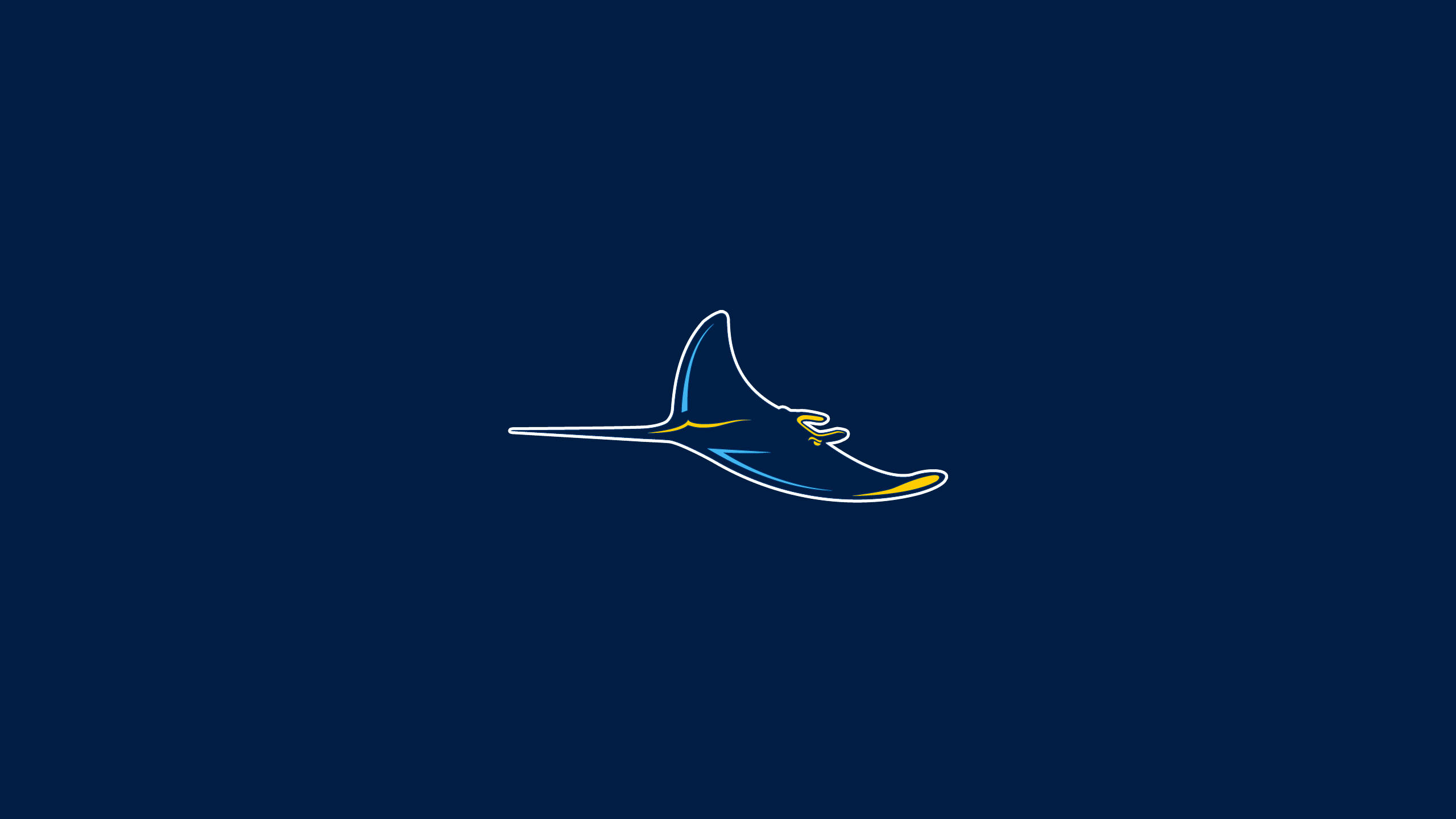 Rays 桌布 壁紙 — 一條極簡風格的魔鬼魚在深海軍藍背景上優雅地滑行，帶有發光的黃色點綴。