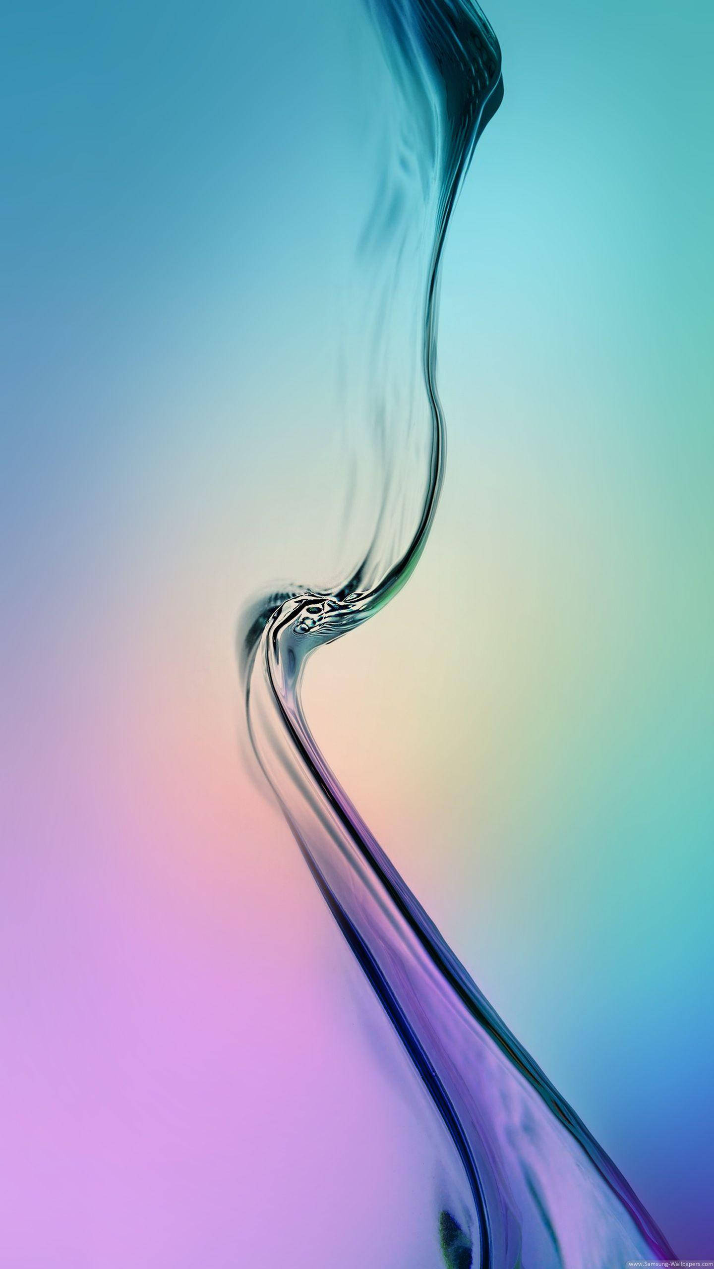 三星 桌布 壁紙 — 一條流動的水帶在藍色、粉紅色和藍綠色的柔和漸變天空下優雅地彎曲。