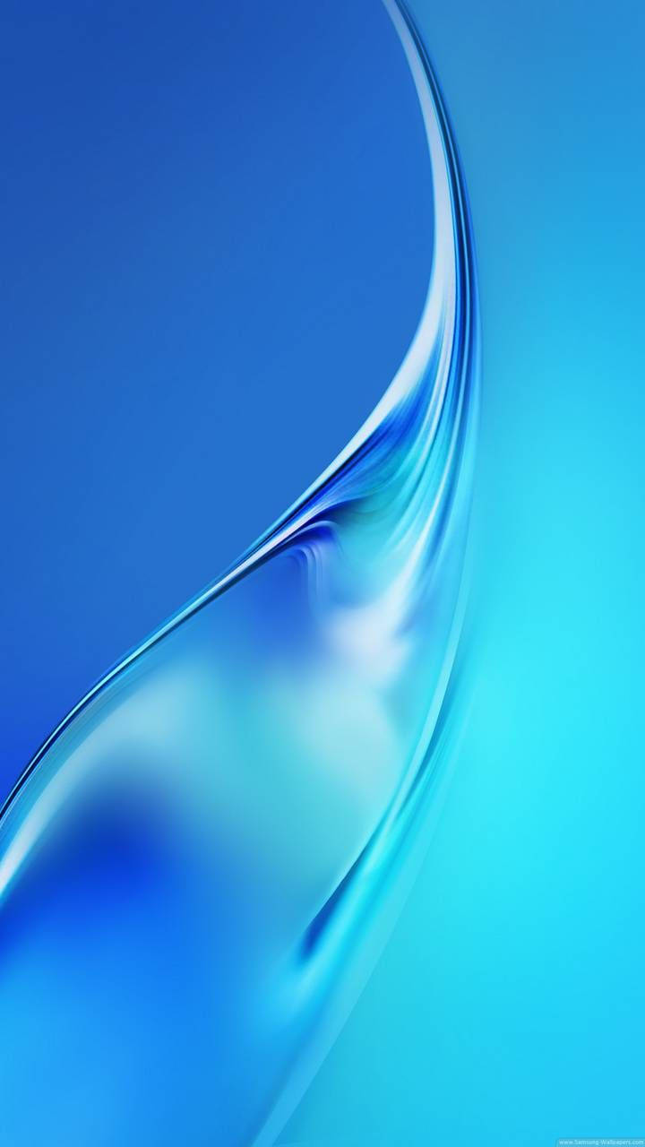 Samsung Galaxy J7 桌布 壁紙 — 一條流暢的漸變藍色曲線絲帶，優雅地蜿蜒在寧靜的天空般的背景上。