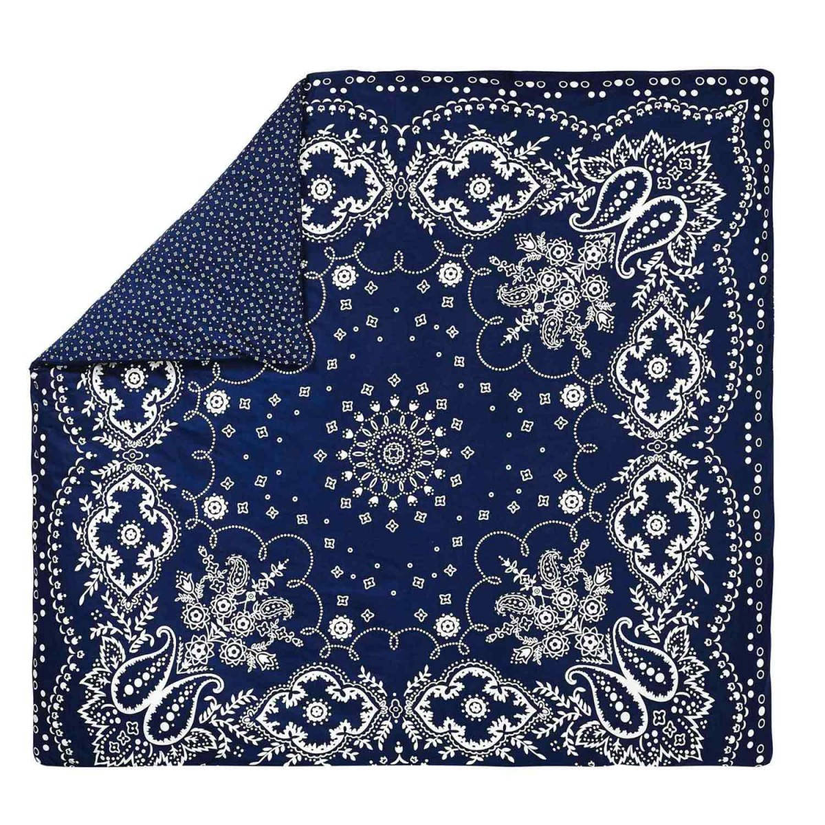 bandana 桌布 壁紙 — 一條海軍藍色頭巾，帶有複雜的白色佩斯利和花卉圖案，整齊地折疊在純色背景上。