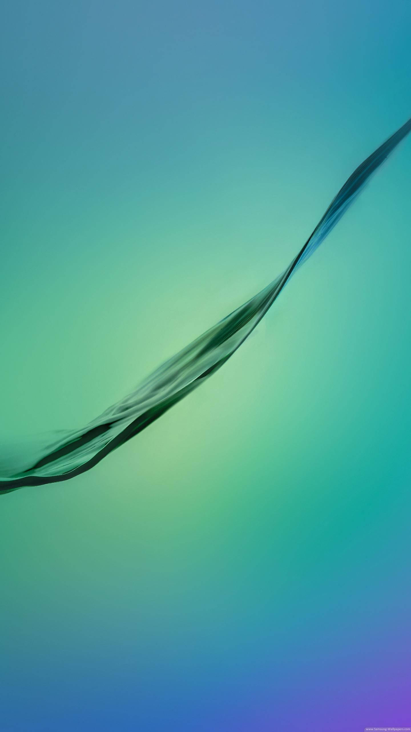 水 桌布 壁紙 — 一條深色液體流動的絲帶，在柔和的藍綠色和藍色漸變背景上優雅地彎曲。