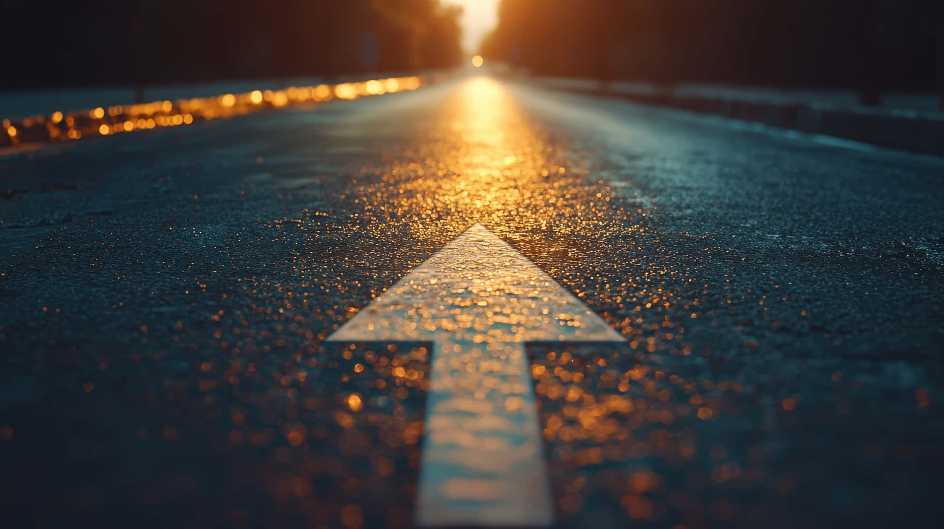 Motivational Road with Arrow Leading into Sunrise 壁紙 — 一條濕漉漉的瀝青路延伸向發光的日落，前方畫有一個白色箭頭，反射著金色的光芒。