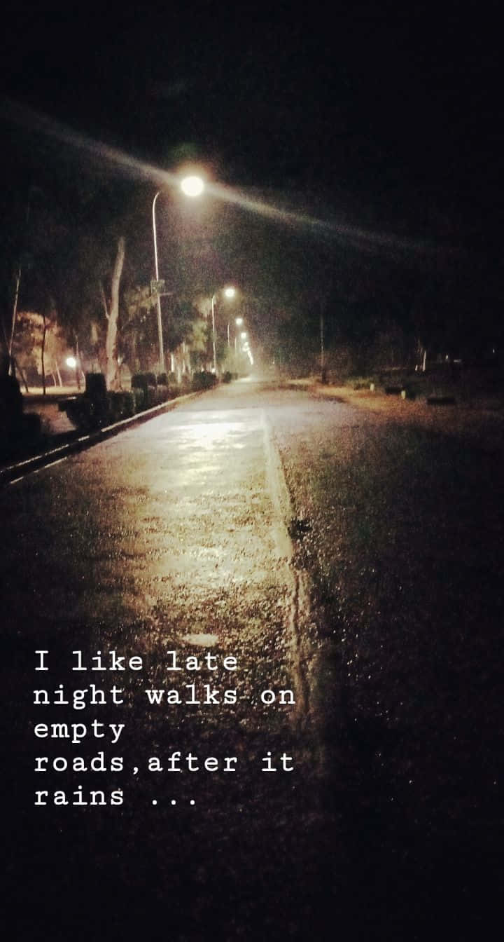 桌布 壁紙 — 一條濕漉漉的空蕩道路在街燈下閃爍，寧靜的雨夜兩旁樹木成行。