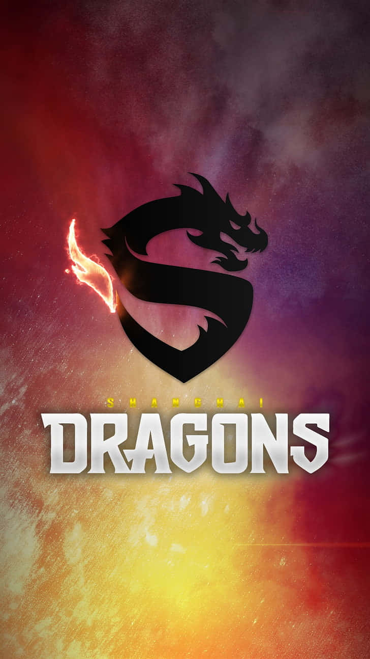 Overwatch League 桌布 壁紙 — 一條火焰龍的剪影在盾牌內形成一個S，背景是紅色、紫色和金色的煙霧漸變，並有粗體白色文字寫著Dragons。