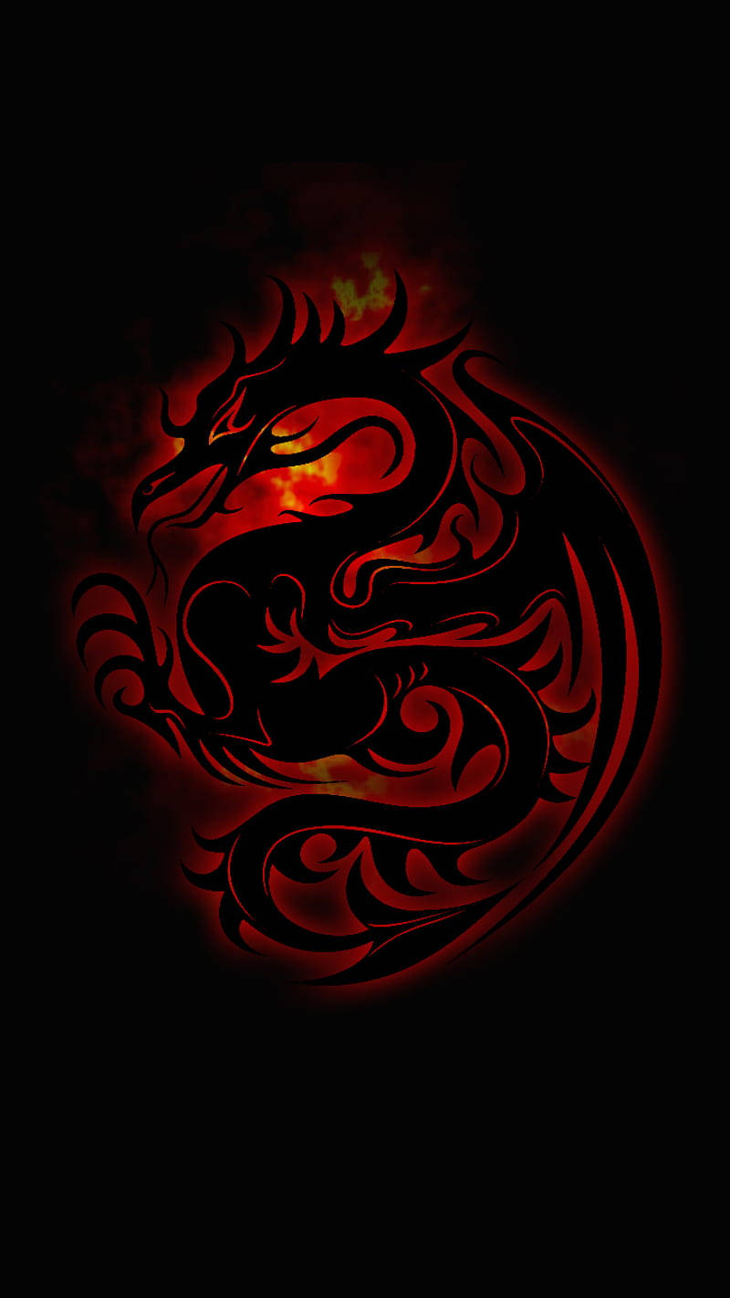 龍 桌布 壁紙 — 一條火紅色的部落風格龍在黑暗中盤繞，帶有發光的眼睛和煙霧效果。
