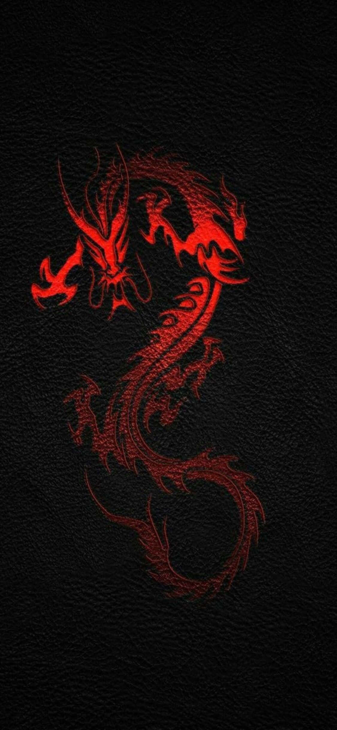 iPhone Xs Dragon Age Inquisition 桌布 壁紙 — 一條火紅色的龍以發光的細節蝕刻，在紋理黑色皮革背景上動態盤繞。