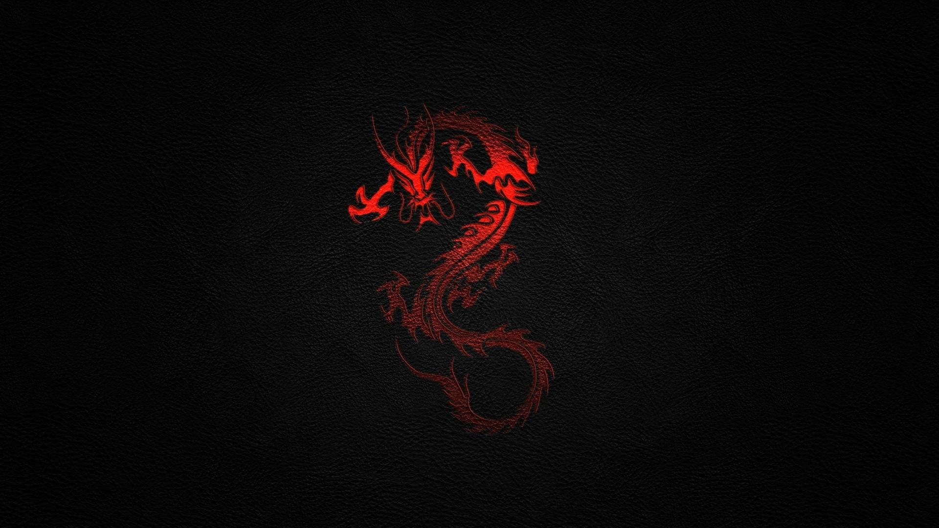 龍 桌布 壁紙 — 一條火紅色的龍以發光的線條蝕刻，在質感的黑色皮革背景上動態盤繞。