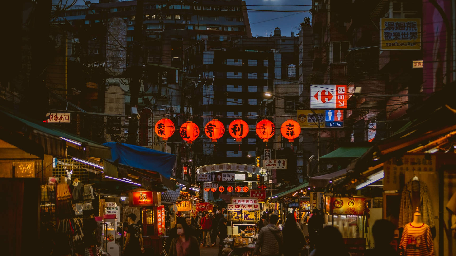 夜市小巷，有紅燈籠和霓虹燈招牌，在黑暗的天空下