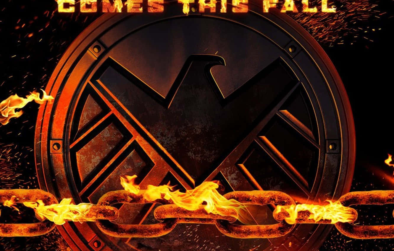 Marvel Falcon Logo 桌布 壁紙 — 一條燃燒的鏈條在帶有風格化鷹徽的深色金屬盾牌上燃燒，火花在黑色背景上飛舞。