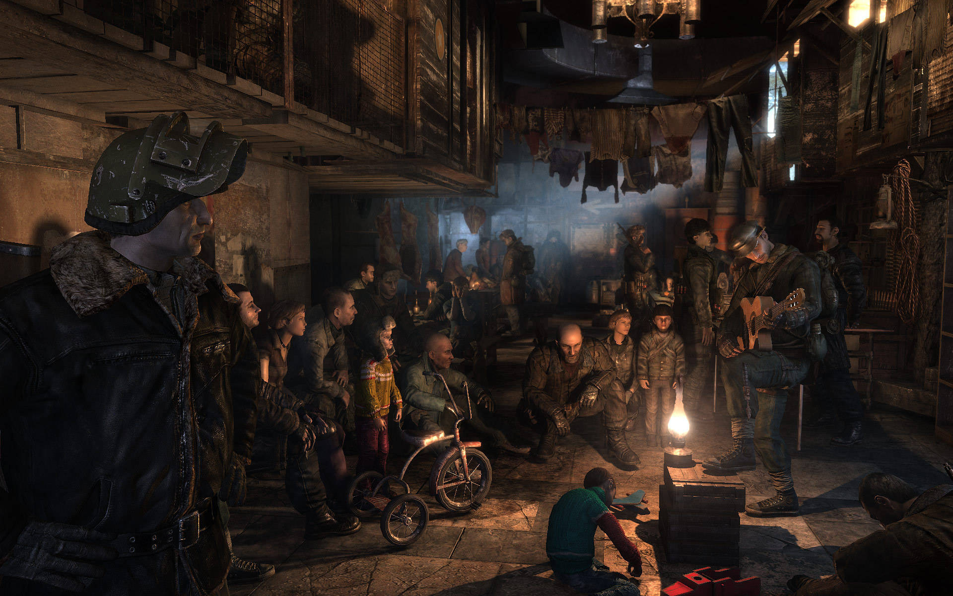 Metro 2033 桌布 壁紙 — 一條燈光昏暗的末日後小巷，人群聚集在一盞燈籠周圍，溫暖的光線照在疲憊的臉上和一部兒童三輪車上。