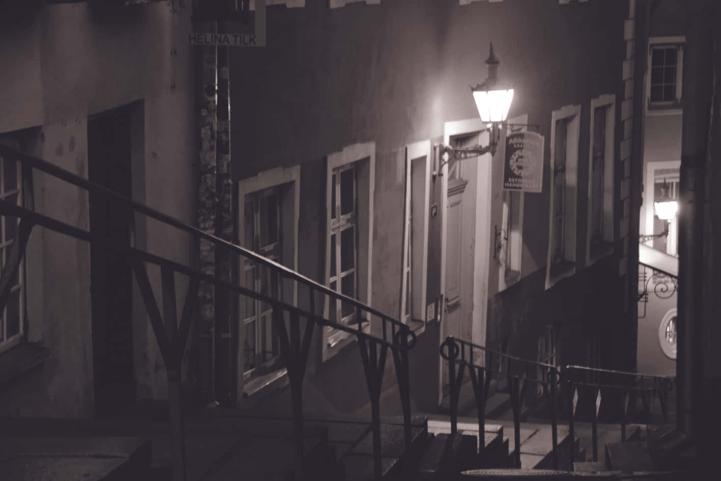 Scary Black And White 桌布 壁紙 — 一條狹窄的城市小巷，樓梯和復古路燈在風化的建築物上投下柔和光線，營造出陰鬱的黑白夜景。