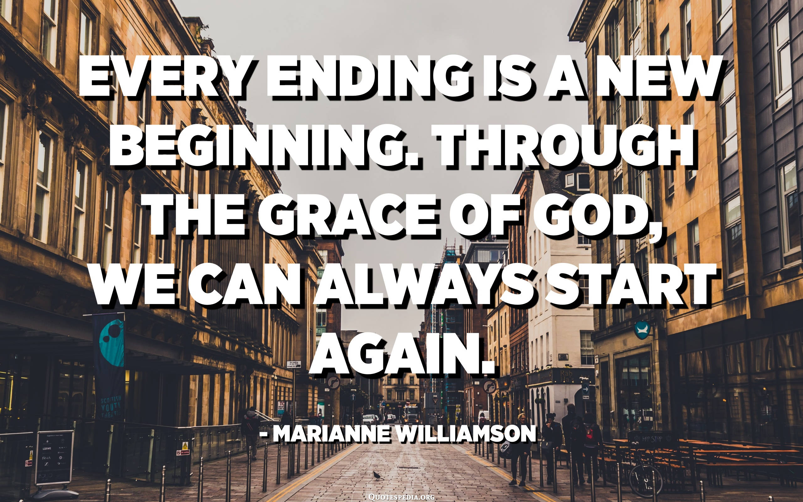 God Quotes 桌布 壁紙 — 一條狹窄的城市街道，兩旁是歷史悠久的石頭建築，上面覆蓋著粗體白色文字的勵志名言。