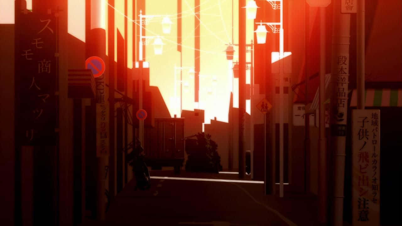 Monogatari 桌布 壁紙 — 一條狹窄的日本小巷沐浴在溫暖的夕陽餘暉中，掛著的燈籠和垂直招牌投下長長的影子。