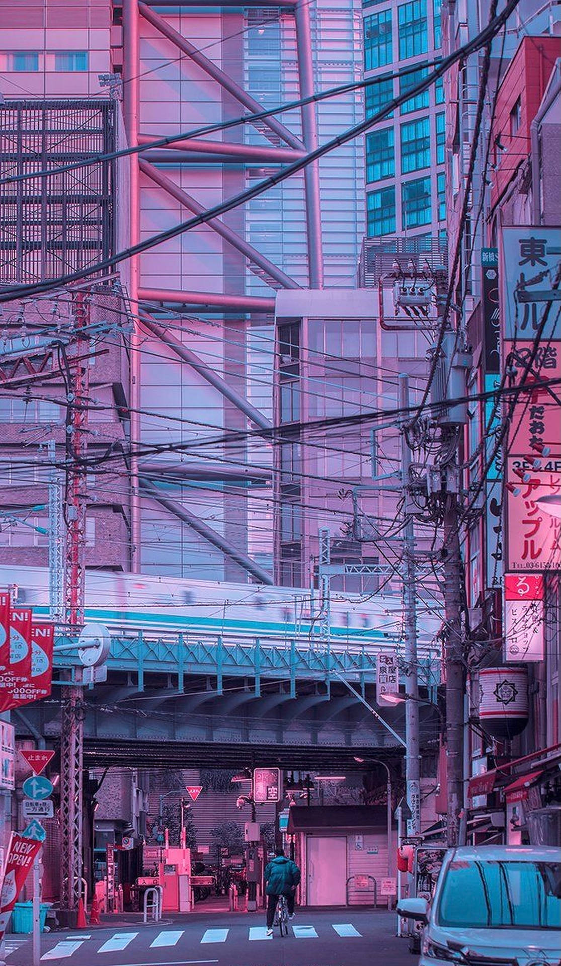 粉紅色霓虹燈照亮了繁忙的東京小巷，頭頂有電線和經過的火車。 — iPhone 美學 壁紙