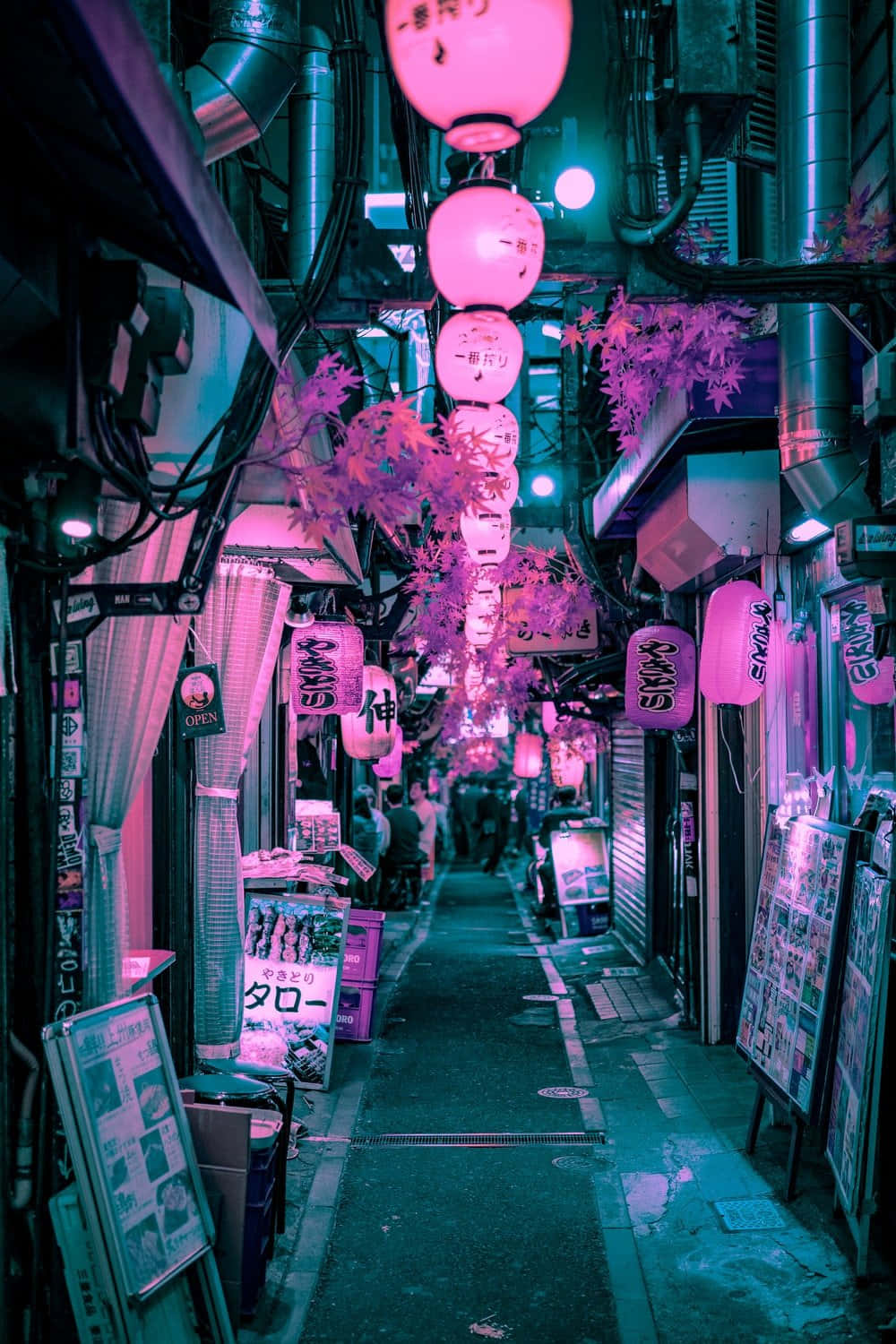 桌布 壁紙 — 一條狹窄的東京小巷，沐浴在霓虹粉紅燈籠和發光招牌中，頭頂懸掛著櫻花。