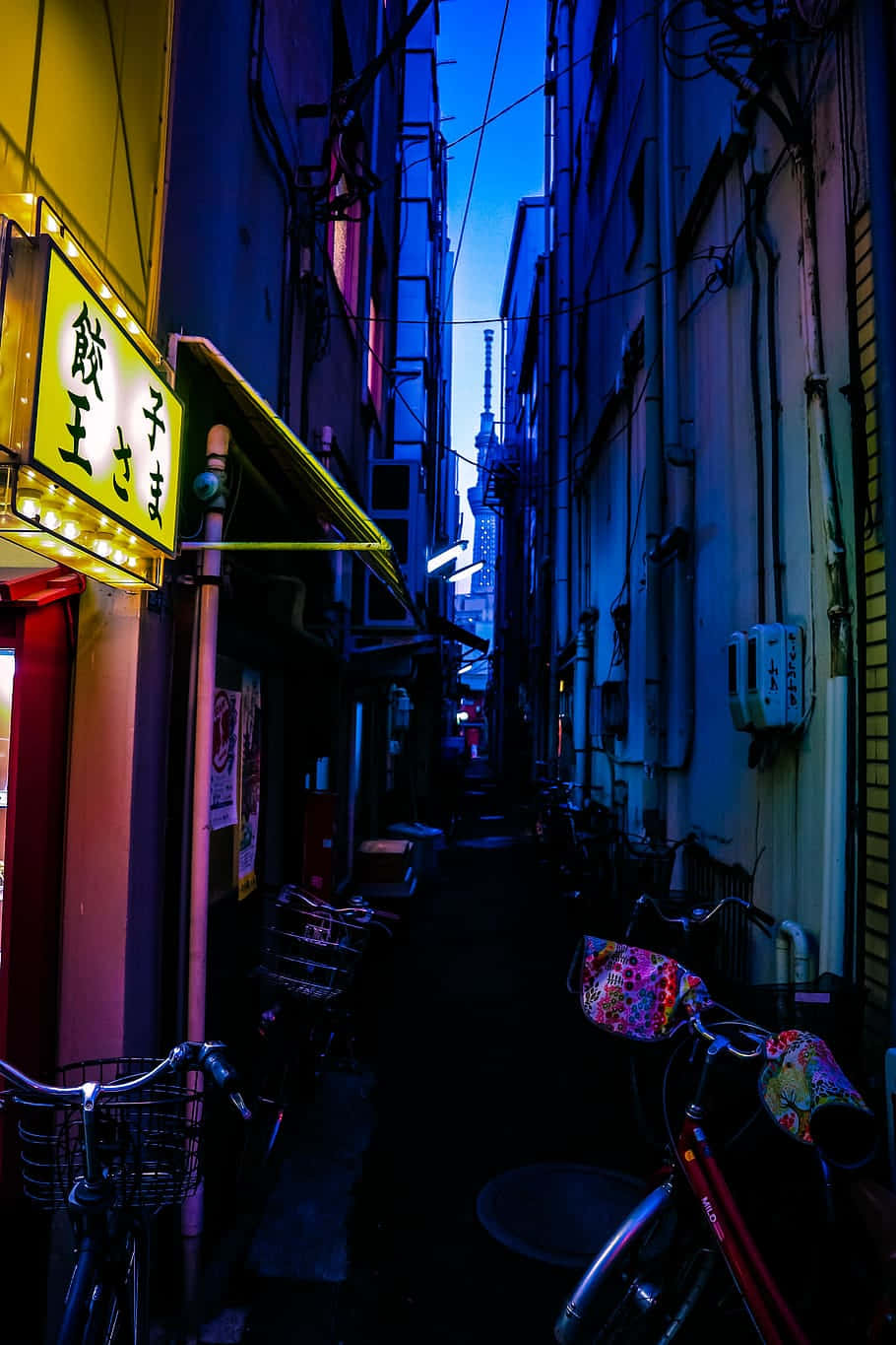 東京霓虹燈小巷，黃昏時有自行車和發光招牌。 — 東京迷幻 sessions 壁紙