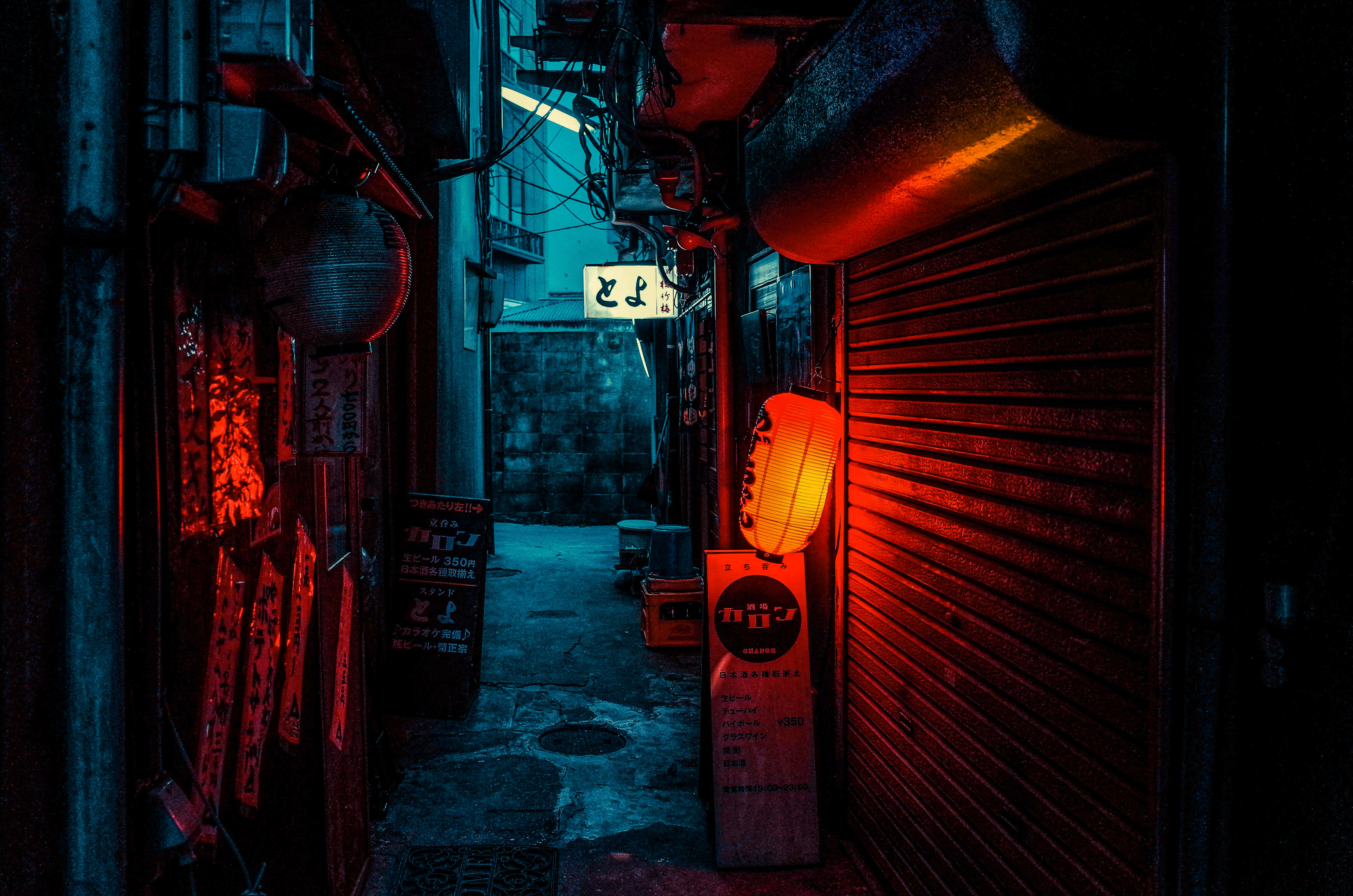 Alleyway 桌布 壁紙 — 一條狹窄的東京小巷，被發光的燈籠和招牌上戲劇性的紅藍霓虹燈光所沐浴。
