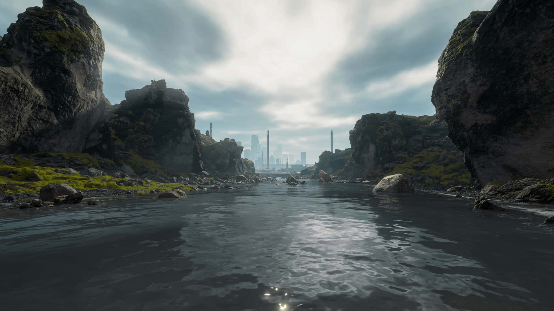 River wide 壁紙 — 一條狹窄的河流在長滿苔蘚的灰色懸崖之間流動，朝向多雲天空下遙遠的未來城市天際線。