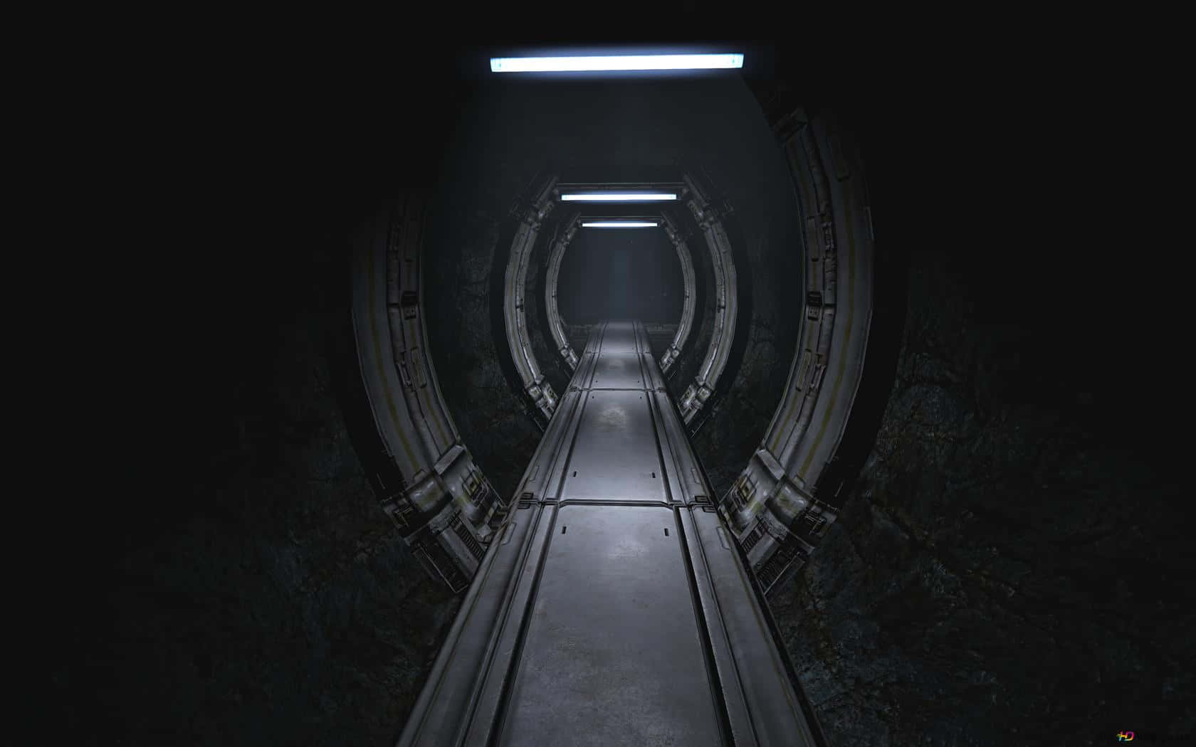 Dark Underground 桌布 壁紙 — 一條狹窄的金屬隧道，發光的螢光燈消失在黑暗中，兩側是崎嶇的岩壁。