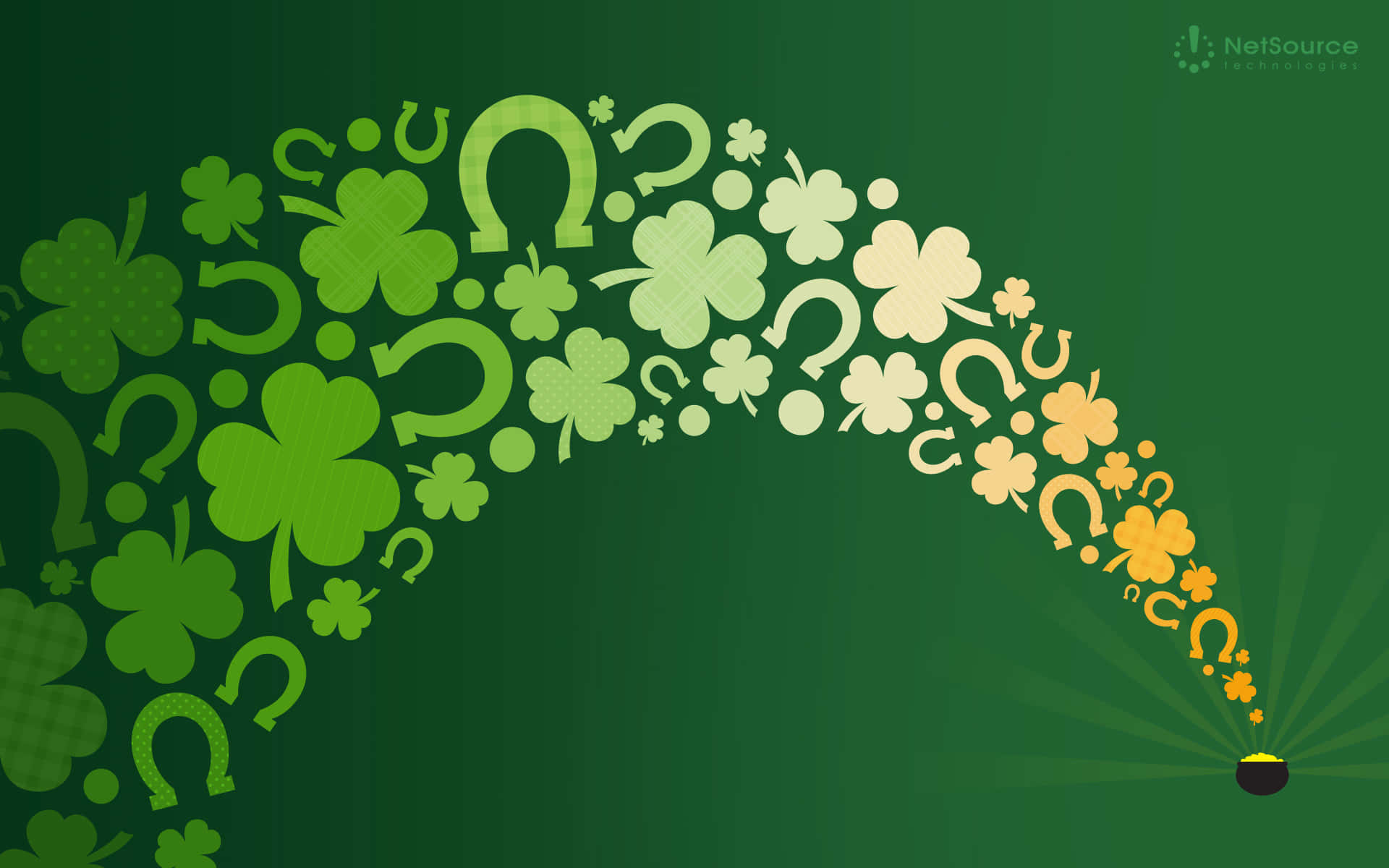 St Patrick's Day Zoom 桌布 壁紙 — 一條由三葉草和馬蹄鐵組成的充滿活力的綠色弧線從一罐黃金中流出，背景是漸變綠色。