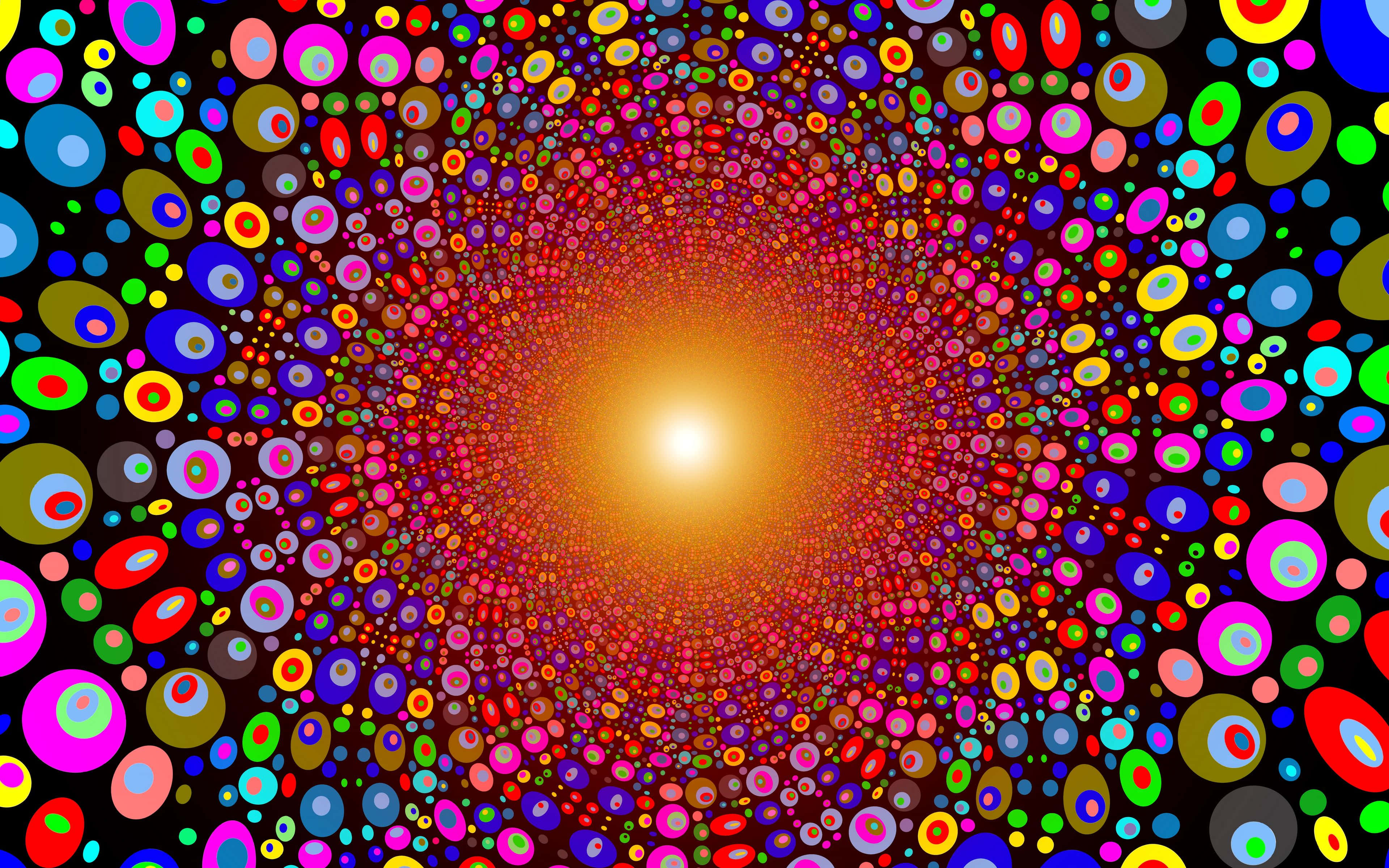 Bright Color 桌布 壁紙 — 一條由多色同心圓組成的光芒隧道，在黑色背景上向內螺旋，朝向一個發光的金色核心。